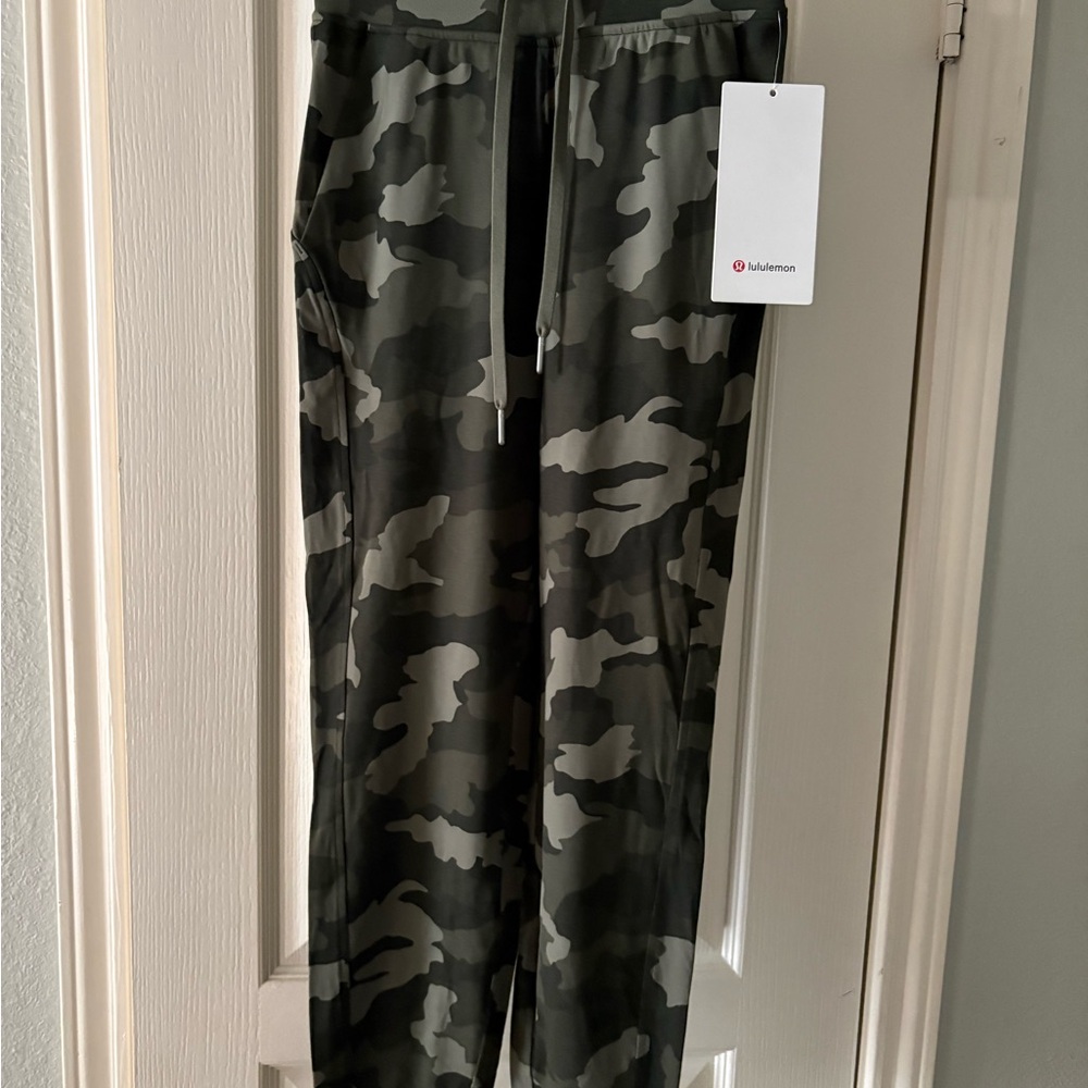 Lululemon athletica Women’s Camo Ready to Rulu Jogger - Size 0 (NWT)